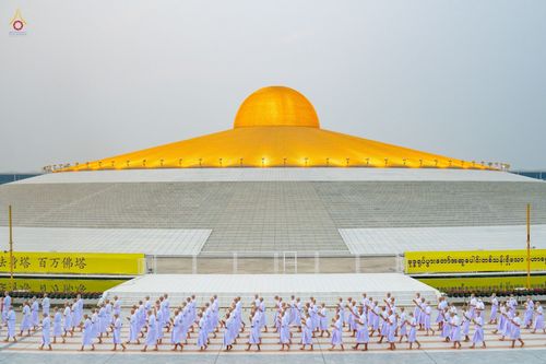 ภาพ No.44191:ประมวลภาพพิธีเวียนประทักษิณ, พิธีวันทาพระมหาธรรมกายเจดีย์ และพิธีขอขมารับผ้าไตร โครงการบวชภาคฤดูร้อน พ.ศ. 2565