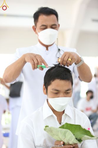ภาพ No.39464:พิธีตัดปอยผม ปลงผม ขอขมารับผ้าไตรและพิธีบรรพชา ในโครงการอุปสมบท บูชาธรรมมหาปูชนียาจารย์ ประจำปี 2564  ชุดที่ 2