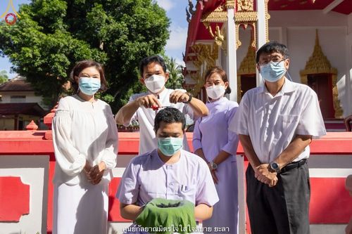 ภาพ No.40079:พิธีตัดปอยผม ปลงผม ขอขมารับผ้าไตรและพิธีบรรพชา ในโครงการอุปสมบท บูชาธรรมมหาปูชนียาจารย์ ประจำปี 2564 ชุดที่ 9