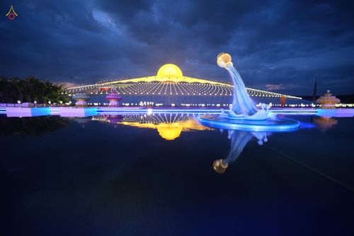 ภาพ No.38705:พิธีจุดประทีปถวายเป็นพุทธบูชา และพิธีลอยกระทงธรรม เนื่องในวันลอยกระทง ณ วัดพระธรรมกาย