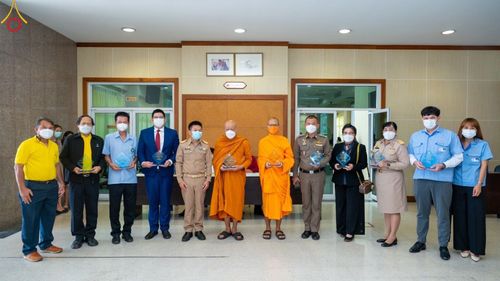 ภาพ No.47419:ประมวลภาพวัดพระธรรมกาย มูลนิธิธรรมกาย และคณะศิษยานุศิษย์ฯ รับมอบโล่เกียรติคุณผู้สนับสนุนการขับเคลื่อน “โครงการ Drive thru เจอ แจก จบ เพื่อชาวปทุมฯ”