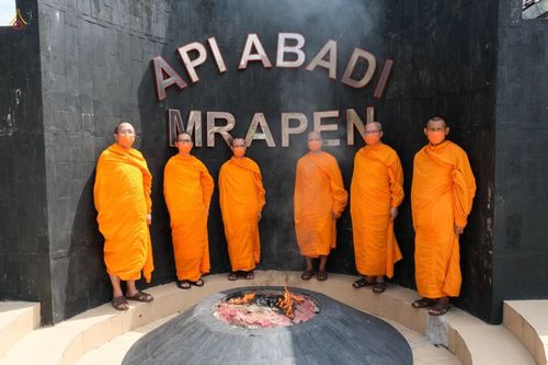 ภาพ No.46236:ประมวลภาพพิธีอัญเชิญไฟศักดิ์สิทธิ์ จากวัดเมินดุต ไปยังพระมหาเจดีย์บรมพุทโธ