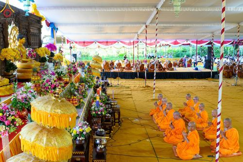 ภาพ No.46335:ประมวลภาพพิธีอัญเชิญน้ำศักดิ์สิทธิ์ จาก Umbul Jumprit Temanggung ไปยังวัดเมินดุต