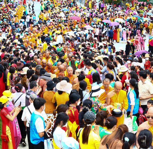 ภาพ No.46078:ประมวลภาพพิธีตักบาตรคณะสงฆ์เถรวาทนานาชาติ 500 รูป ณ วัดบาหว่าง จังหวัดกวางนิญ ประเทศเวียดนาม