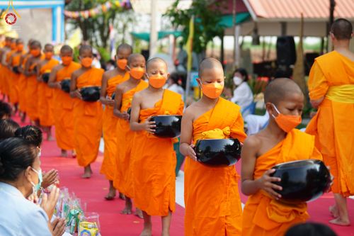 ภาพ No.45804:ประมวลภาพพิธีตักบาตรสามเณรใหม่ โครงการบรรพชาสามเณรฟื้นฟูพระพุทธศาสนาทั่วไทย ณ ศูนย์ปฏิบัติธรรมพระนครศรีอยุธยา