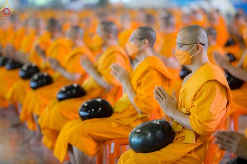 ภาพ No.52219:ประมวลภาพพิธีตักบาตรข้าวสารอาหารแห้ง (วันอาทิตย์ต้นเดือนตุลาคม) ณ บ้านแก้วเรือนทองคุณยายฯ วัดพระธรรมกาย