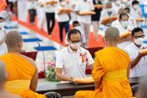 ภาพ No.45356:ประมวลภาพพิธีตักบาตรสามเณรใหม่ โครงการบรรพชาสามเณรฟื้นฟูพระพุทธศาสนาทั่วไทย ณ ศูนย์อบรมเยาวชนนครปฐม
