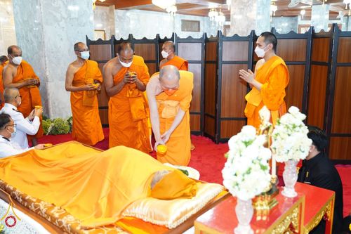 ภาพ No.40747:คณะสงฆ์วัดพระธรรมกาย ร่วมสรงน้ำสรีระสังขาร สมเด็จพระมหารัชมังคลาจารย์ (ช่วง วรปุญโญ