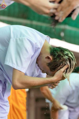 ภาพ No.43918:ประมวลภาพพิธีปลงผม ในโครงการอบรมธรรมทายาทระดับอุดมศึกษา รุ่นที่ 49