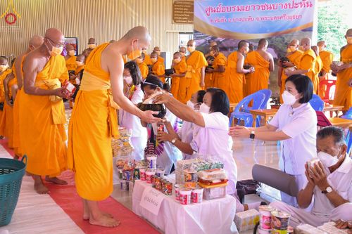 ภาพ No.45876:ประมวลภาพพิธีตักบาตรสรงน้ำพระ โครงการบรรพชาสามเณรฟื้นฟูพระพุทธศาสนาทั่วไทย ณ ศูนย์อบรมเยาวชนบางปะหัน