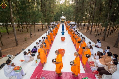 ภาพ No.45901:ประมวลภาพพิธีตักบาตรและทอดผ้าป่า โครงการบรรพชาสามเณรฟื้นฟูพระพุทธศาสนาทั่วไทย ณ อนุสรณ์สถานพระมงคลเทพมุนี