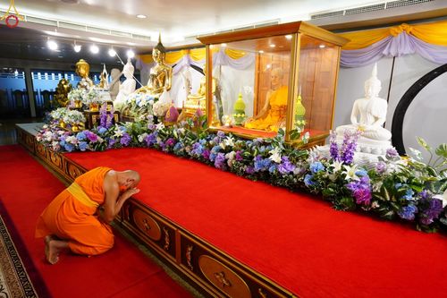 ภาพ No.48414:ประมวลภาพคณะสงฆ์วัดพระธรรมกาย ทำวัตรพระผู้ใหญ่ ในเทศกาลเข้าพรรษา พุทธศักราช 2565