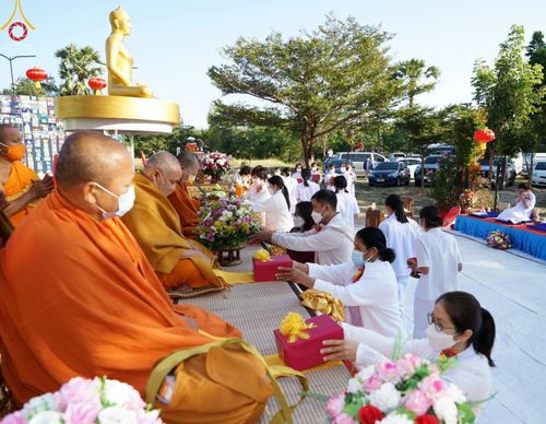 ภาพ No.43395: พิธีตักบาตรพระ 1,000 รูป ถวายเป็นพุทธบูชา ณ วัดห้วยตองสัก  จ.เชียงใหม่