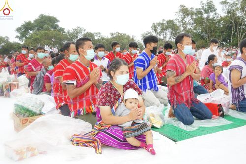 ภาพ No.50610:ประมวลภาพพิธีตักบาตร ณ วัดแม่แพ จ.แม่ฮ่องสอน เนื่องในวันธรรมชัย