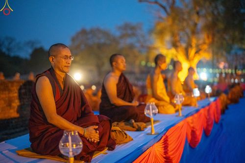 ภาพ No.78185:พิธีจุดประทีปและเวียนประทักษิณถวายเป็นพุทธบูชา ในโครงการบรรพชาสามเณรหมู่ ณ ลุมพินีวัน ประเทศเนปาล  วันที่ 16 มีนาคม พ.ศ. 2566