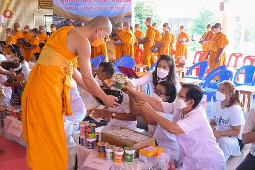 ภาพ No.45874:ประมวลภาพพิธีตักบาตรสรงน้ำพระ โครงการบรรพชาสามเณรฟื้นฟูพระพุทธศาสนาทั่วไทย ณ ศูนย์อบรมเยาวชนบางปะหัน