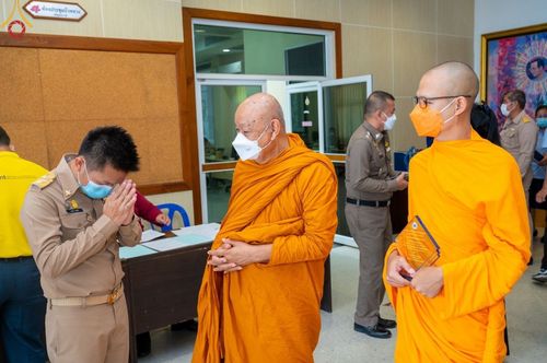 ภาพ No.47421:ประมวลภาพวัดพระธรรมกาย มูลนิธิธรรมกาย และคณะศิษยานุศิษย์ฯ รับมอบโล่เกียรติคุณผู้สนับสนุนการขับเคลื่อน “โครงการ Drive thru เจอ แจก จบ เพื่อชาวปทุมฯ”
