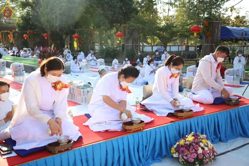 ภาพ No.43394: พิธีตักบาตรพระ 1,000 รูป ถวายเป็นพุทธบูชา ณ วัดห้วยตองสัก  จ.เชียงใหม่