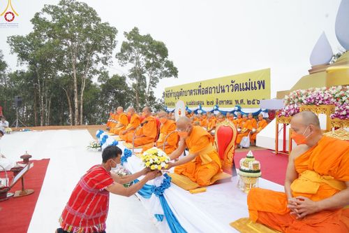 ภาพ No.50613:ประมวลภาพพิธีตักบาตร ณ วัดแม่แพ จ.แม่ฮ่องสอน เนื่องในวันธรรมชัย