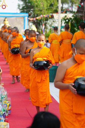 ภาพ No.45805:ประมวลภาพพิธีตักบาตรสามเณรใหม่ โครงการบรรพชาสามเณรฟื้นฟูพระพุทธศาสนาทั่วไทย ณ ศูนย์ปฏิบัติธรรมพระนครศรีอยุธยา