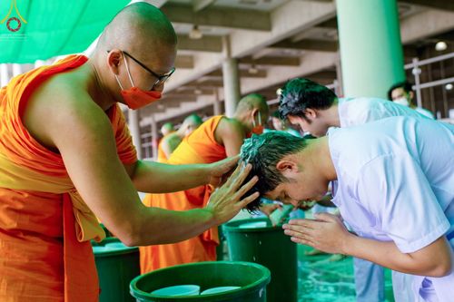 ภาพ No.43919:ประมวลภาพพิธีปลงผม ในโครงการอบรมธรรมทายาทระดับอุดมศึกษา รุ่นที่ 49