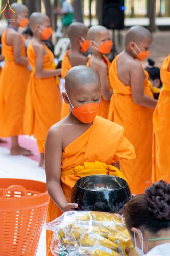 ภาพ No.45904:ประมวลภาพพิธีตักบาตรและทอดผ้าป่า โครงการบรรพชาสามเณรฟื้นฟูพระพุทธศาสนาทั่วไทย ณ อนุสรณ์สถานพระมงคลเทพมุนี