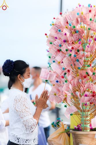 ภาพ No.49471:ประมวลภาพพิธีตักบาตรพระสงฆ์ 1,091 รูป เนื่องในวันแม่แห่งชาติ ณ ตลาดจัมโบ้ ชุดที่ 1