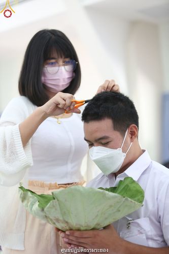 ภาพ No.39465:พิธีตัดปอยผม ปลงผม ขอขมารับผ้าไตรและพิธีบรรพชา ในโครงการอุปสมบท บูชาธรรมมหาปูชนียาจารย์ ประจำปี 2564  ชุดที่ 2