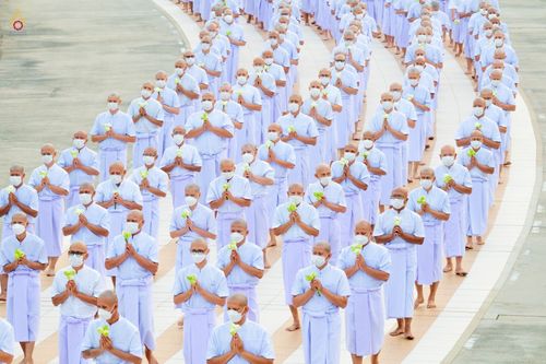 ภาพ No.44193:ประมวลภาพพิธีเวียนประทักษิณ, พิธีวันทาพระมหาธรรมกายเจดีย์ และพิธีขอขมารับผ้าไตร โครงการบวชภาคฤดูร้อน พ.ศ. 2565
