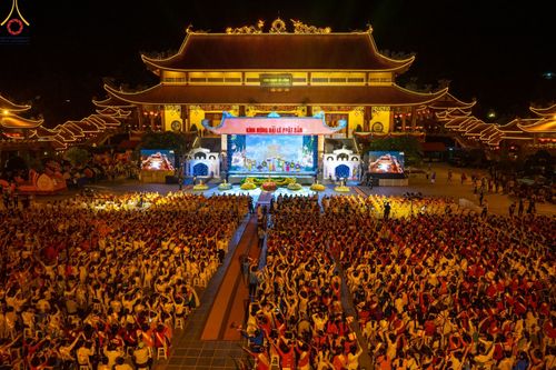 ภาพ No.46202:ประมวลภาพกิจกรรมเฉลิมฉลองวันวิสาขบูชานานาชาติ ณ วัดบ่าหว่าง ประเทศเวียดนาม