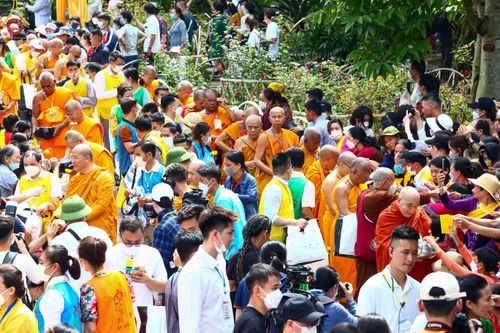 ภาพ No.46080:ประมวลภาพพิธีตักบาตรคณะสงฆ์เถรวาทนานาชาติ 500 รูป ณ วัดบาหว่าง จังหวัดกวางนิญ ประเทศเวียดนาม