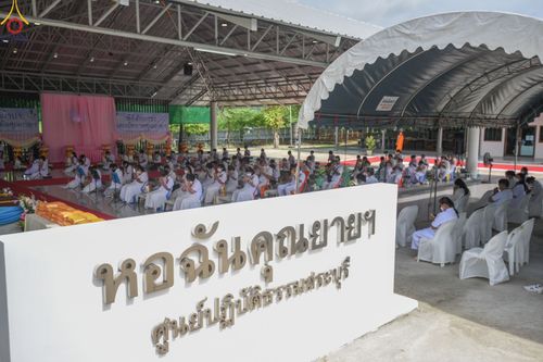 ภาพ No.51900:พิธีทอดผ้าป่าต่อเติมส่วนขยายหอฉันคุณยาย และเปิดป้ายคุณยายอาจารย์มหารัตนอุบาสิกาจันทร์ ขนนกยูง ณ ศูนย์ปฎิบัติธรรมสระบุรี