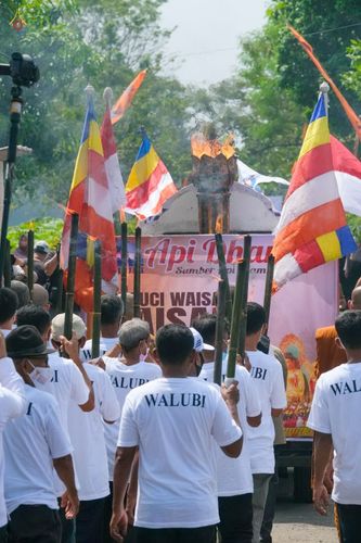 ภาพ No.46234:ประมวลภาพพิธีอัญเชิญไฟศักดิ์สิทธิ์ จากวัดเมินดุต ไปยังพระมหาเจดีย์บรมพุทโธ