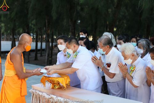 ภาพ No.41016:พิธีตัดปอยผม ปลงผม ขอขมารับผ้าไตรและพิธีบรรพชา ในโครงการอุปสมบท บูชาธรรมมหาปูชนียาจารย์ ประจำปี 2564 ชุดที่ 19