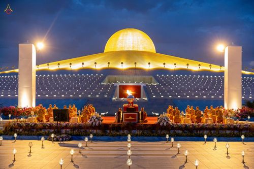 ภาพ No.38706:พิธีจุดประทีปถวายเป็นพุทธบูชา และพิธีลอยกระทงธรรม เนื่องในวันลอยกระทง ณ วัดพระธรรมกาย