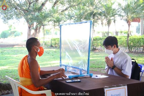 ภาพ No.39284:พิธีตัดปอยผมและปลงผมในโครงการอุปสมบท บูชาธรรมมหาปูชนียาจารย์ ประจำปี 2564 ชุดที่ 1