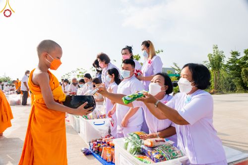 ภาพ No.45951:ประมวลภาพพิธีตักบาตร โครงการบรรพชาสามเณรฟื้นฟูพระพุทธศาสนาทั่วไทย ณ ศูนย์ปฏิบัติธรรมสมุทรปราการบางบ่อ 