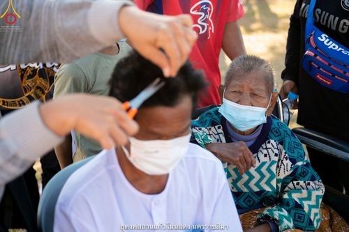 ภาพ No.40251:พิธีตัดปอยผม ปลงผม ขอขมารับผ้าไตรและพิธีบรรพชา ในโครงการอุปสมบท บูชาธรรมมหาปูชนียาจารย์ ประจำปี 2564 ชุดที่ 11