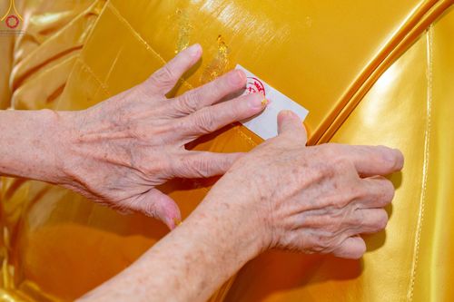 ภาพ No.47834:ประมวลภาพพิธีปิดแผ่นทองรูปเหมือนพระมงคลเทพมุนี (สด จนฺทสโร) พระผู้ปราบมาร และดวงแก้วธรรมชัย