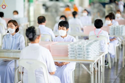 ภาพ No.49413:ประมวลภาพสาธุชนร่วมรับบุญ แกะถ่าน Led วันที่ 10 สิงหาคม พ.ศ. 2565 ณ วัดพระธรรมกาย