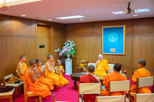 ภาพ No.49398:ประมวลภาพเจ้าคณะจังหวัดไพลินและคณะสงฆ์ ประเทศกัมพูชา เข้าเยี่ยมชมวัดพระธรรมกาย