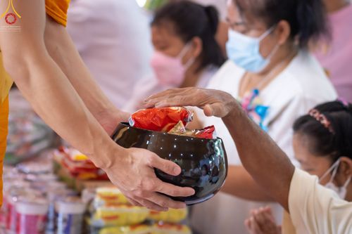 ภาพ No.45875:ประมวลภาพพิธีตักบาตรสรงน้ำพระ โครงการบรรพชาสามเณรฟื้นฟูพระพุทธศาสนาทั่วไทย ณ ศูนย์อบรมเยาวชนบางปะหัน