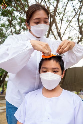 ภาพ No.43891:ประมวลภาพพิธีปลงผมธรรมทายาท โครงการบรรพชาสามเณรฟื้นฟูพระพุทธศาสนาทั่วไทย ณ ศูนย์อบรมเยาวชนนครปฐม