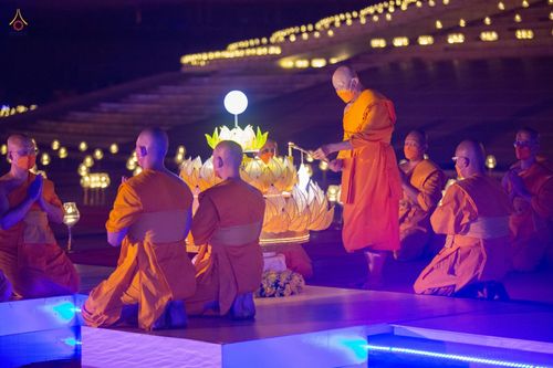 ภาพ No.38707:พิธีจุดประทีปถวายเป็นพุทธบูชา และพิธีลอยกระทงธรรม เนื่องในวันลอยกระทง ณ วัดพระธรรมกาย