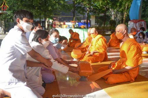 ภาพ No.40925:พิธีตัดปอยผม ปลงผม ขอขมารับผ้าไตรและพิธีบรรพชา ในโครงการอุปสมบท บูชาธรรมมหาปูชนียาจารย์ ประจำปี 2564 ชุดที่ 18