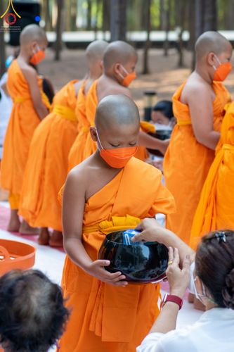 ภาพ No.45902:ประมวลภาพพิธีตักบาตรและทอดผ้าป่า โครงการบรรพชาสามเณรฟื้นฟูพระพุทธศาสนาทั่วไทย ณ อนุสรณ์สถานพระมงคลเทพมุนี