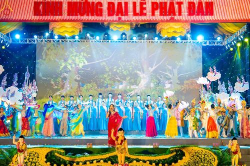 ภาพ No.46201:ประมวลภาพกิจกรรมเฉลิมฉลองวันวิสาขบูชานานาชาติ ณ วัดบ่าหว่าง ประเทศเวียดนาม