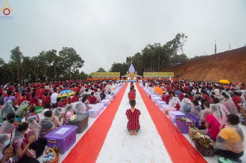 ภาพ No.50612:ประมวลภาพพิธีตักบาตร ณ วัดแม่แพ จ.แม่ฮ่องสอน เนื่องในวันธรรมชัย