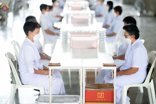 ภาพ No.49417:ประมวลภาพสาธุชนร่วมรับบุญ แกะถ่าน Led วันที่ 10 สิงหาคม พ.ศ. 2565 ณ วัดพระธรรมกาย