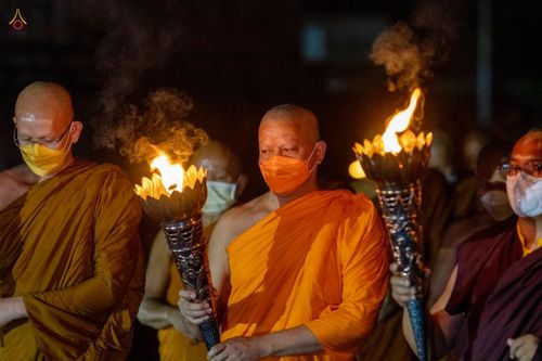 ภาพ No.46237:ประมวลภาพพิธีอัญเชิญไฟศักดิ์สิทธิ์ จากวัดเมินดุต ไปยังพระมหาเจดีย์บรมพุทโธ
